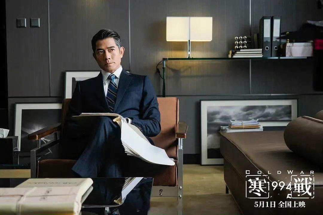 蔡元祺跟李文彬上下级互相算计，假信任真拉扯，又虐又上瘾，斗到最后还能同桌对峙，寒