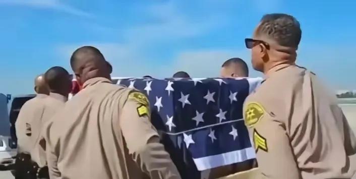 3月7日，在中东阵亡美国士兵的遗体被接回家，妻儿俯馆痛哭。军人马革裹尸本也正常，