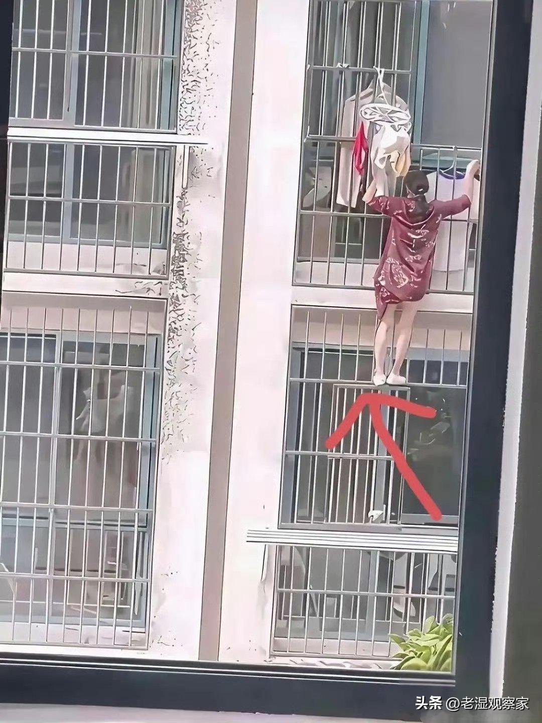 好好的楼梯不走，干嘛非得爬窗子，太危险了，大家可不能学啊[泪奔]