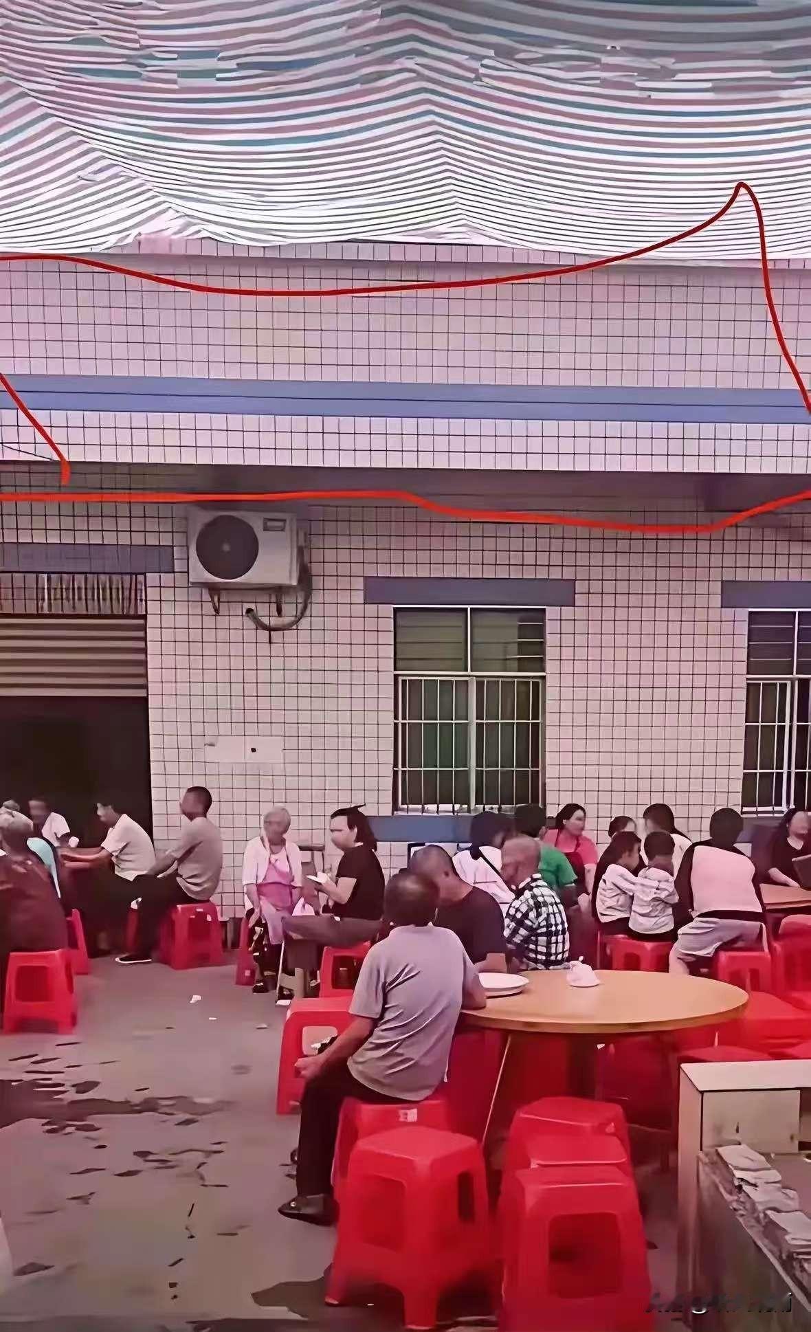 最难受的不是逝者，也不是家中长辈，是这个升学宴的学生本人。遇难的人已经遭遇不幸，