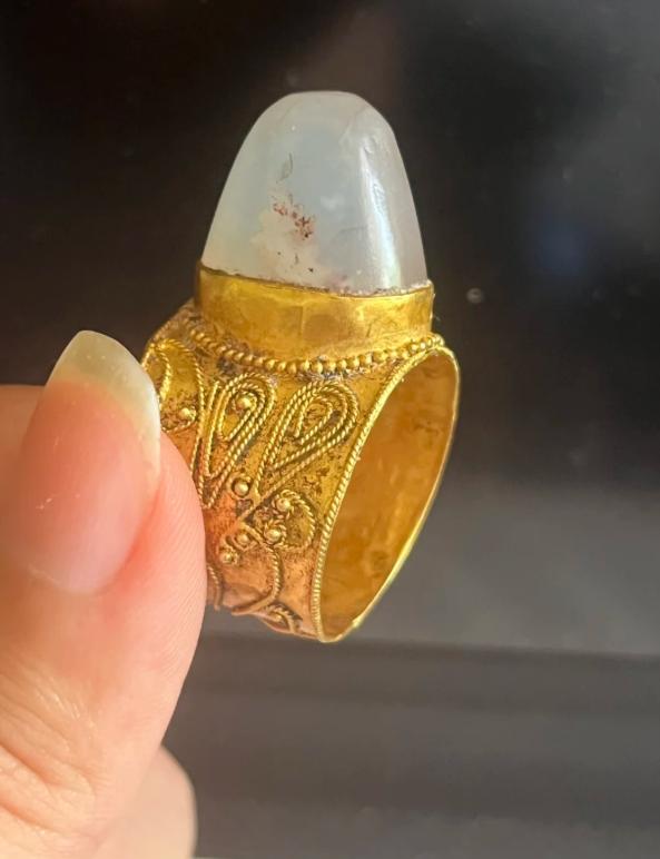 奶奶临走前留我枚戒指，金托做马鞍形、一圈掐丝盘花，上嵌颗子弹头白石头，半透明、里