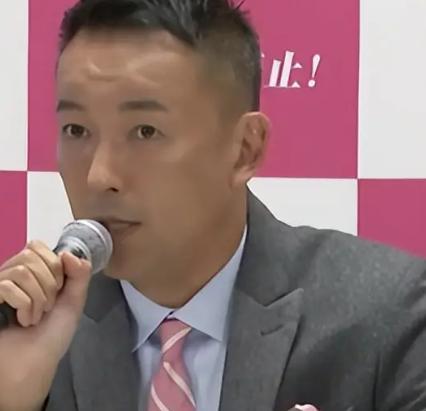 日本国会里一场发言炸了锅，立宪民主党议员山本太郎拍着桌子警告，现在要是有人还在鼓