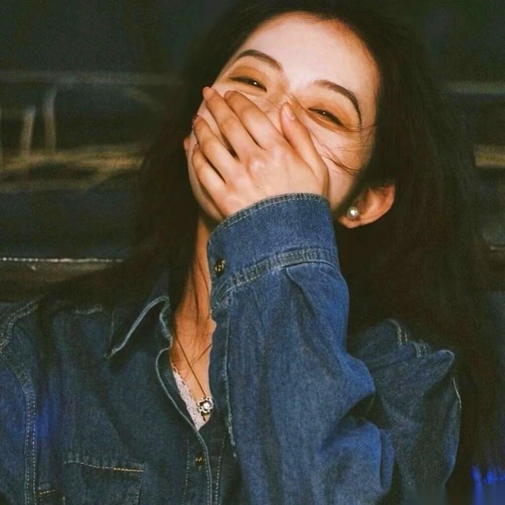 那张体检报告单，他看都没看，直接反手塞给了身后气喘吁吁的儿子。
自己一转身，慢悠