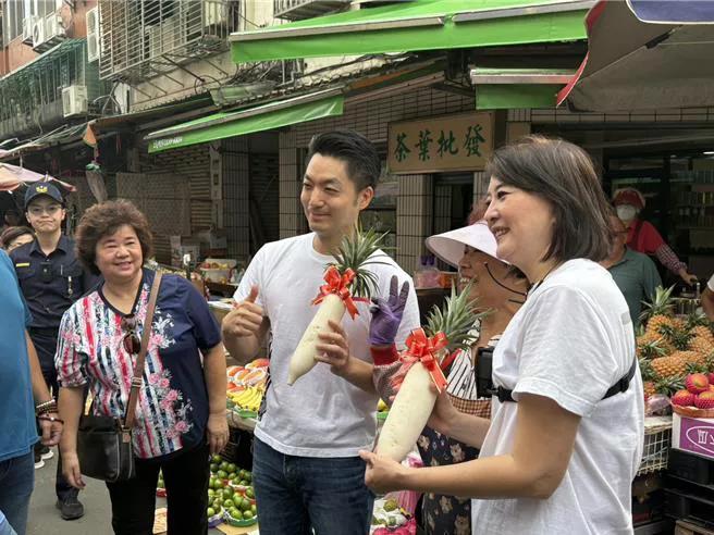 距离7月26日罢免案投票仅剩6天，台北市长蒋万安在选前黄金周末积极反罢，19日陪