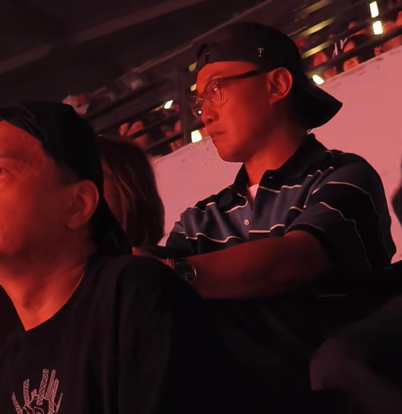 单依纯演唱会照常开得火热。
唯独观众席里的陈奕迅，全程反戴帽子抱臂黑脸，表情绷得