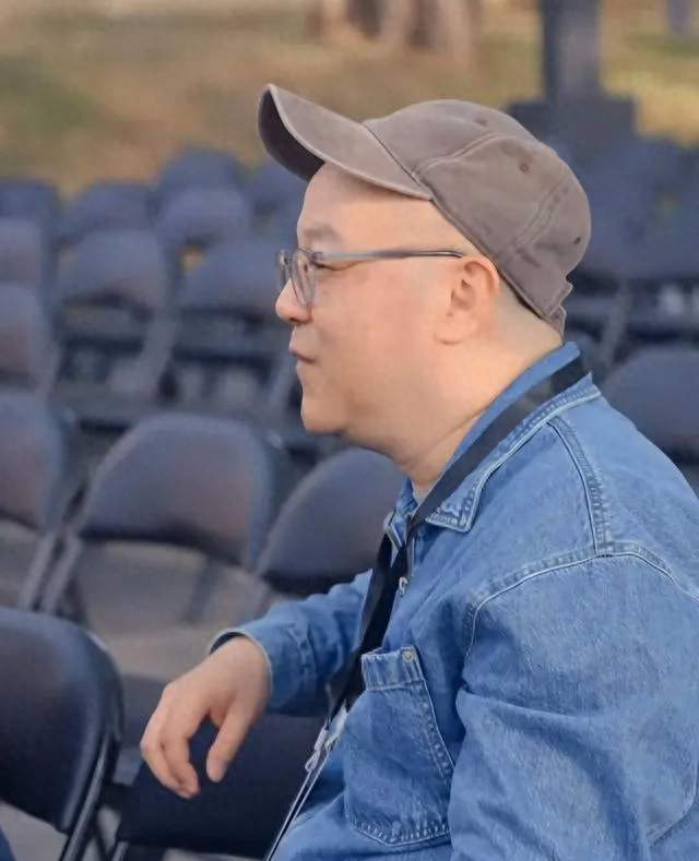 57岁窦唯在阿那亚买菜：茄子从三块五讲到三块三