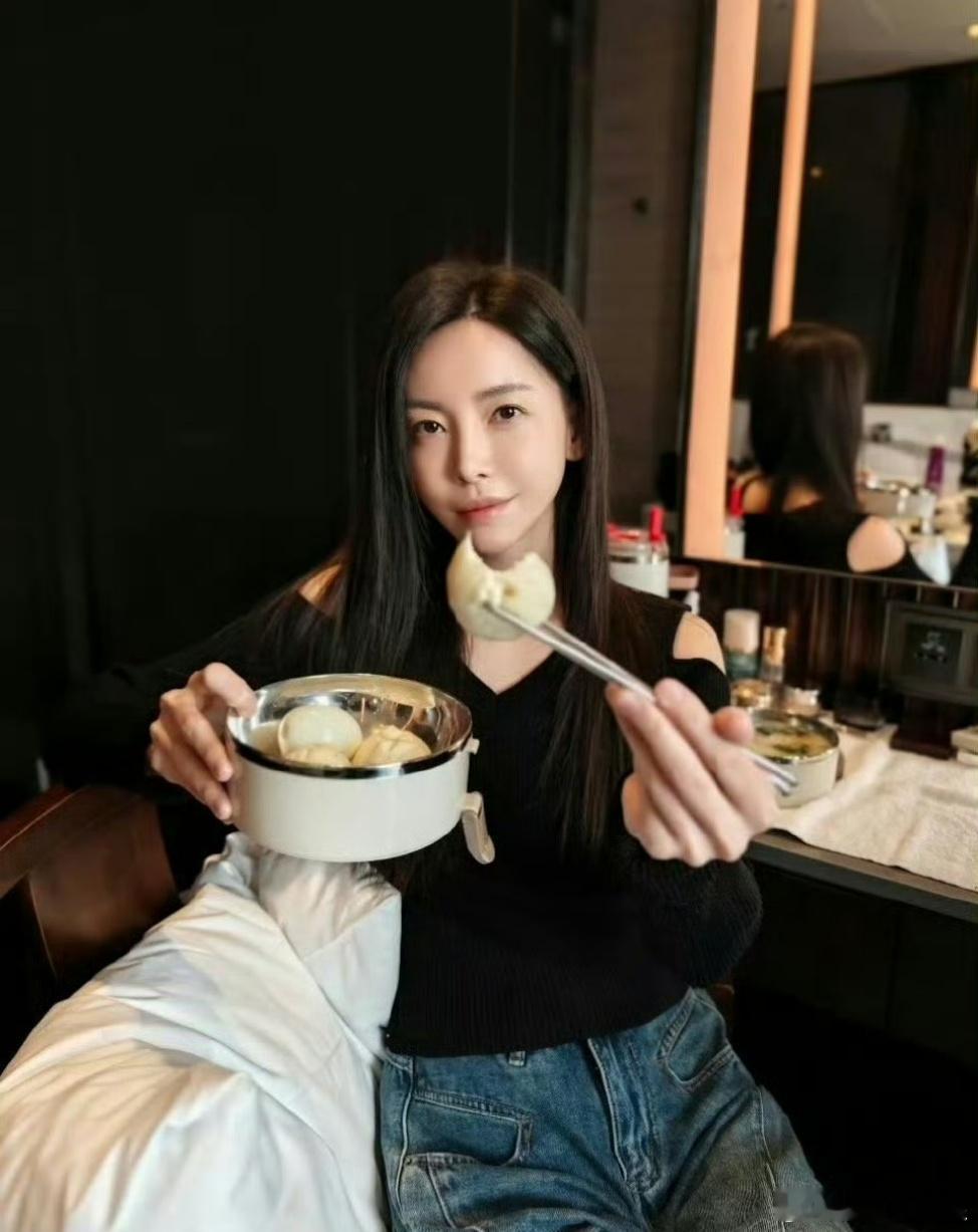 于文文 活着真好于文文晕倒后还坚持去微博之夜太好哭了，敬业得让人心疼，打工人狠狠