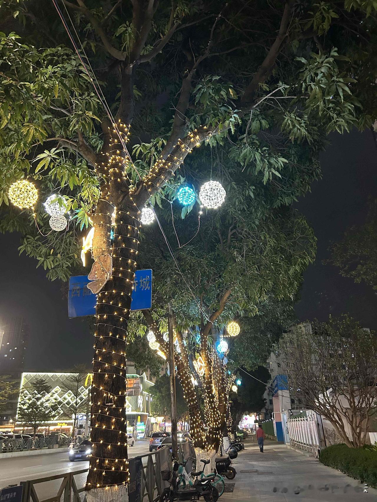 今天是冬至节气，所谓冬至大过年！

今天也是北半球地区昼长夜短的分界线！

咱们