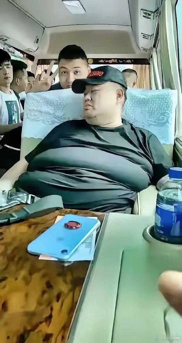 郭德纲说的原来是真的啊。买两张票，两张都靠窗 ​​​