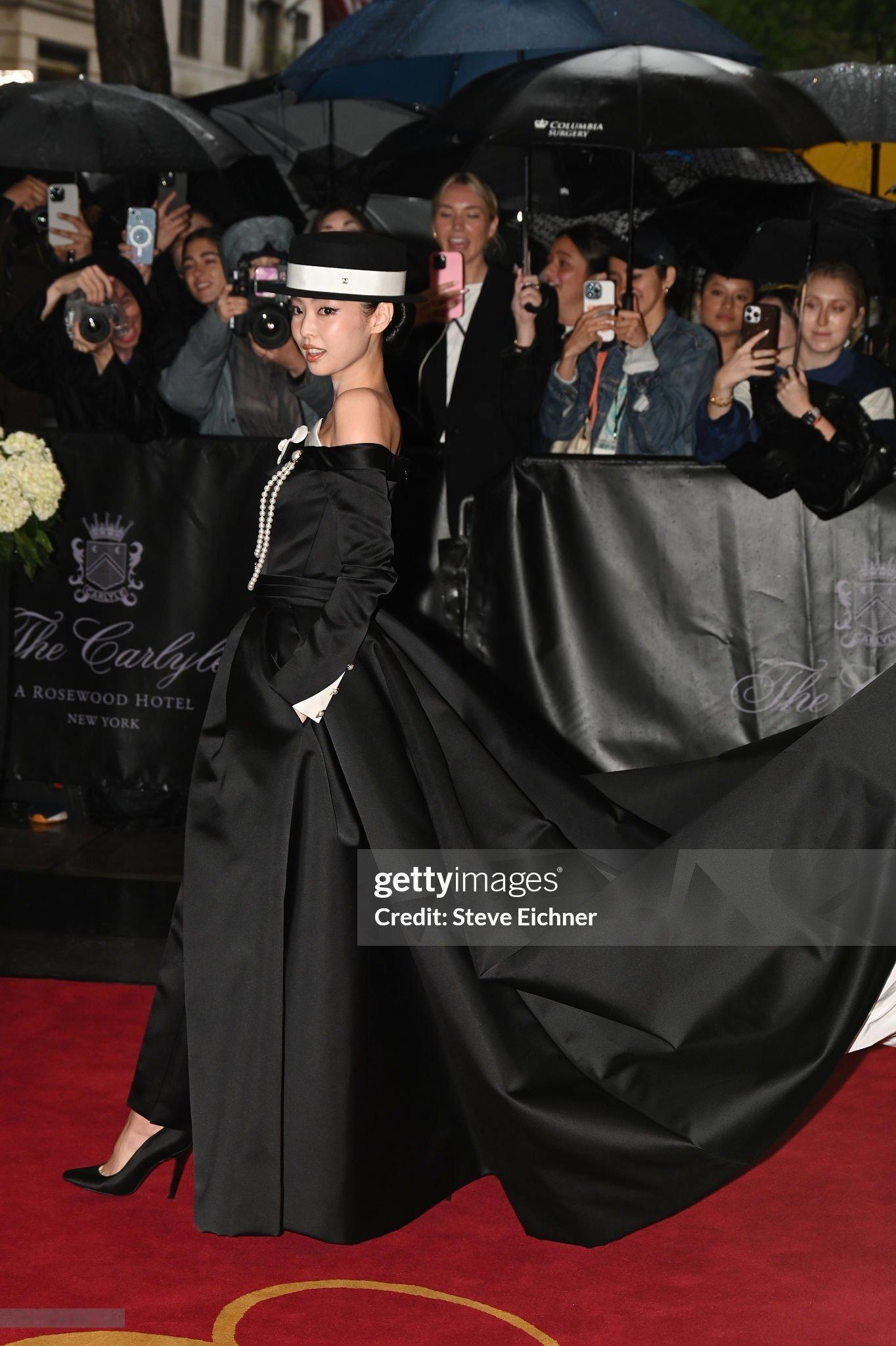 Jennie 即将第三次亮相 Met Gala 红毯 ！今天是优雅切题的完美 C
