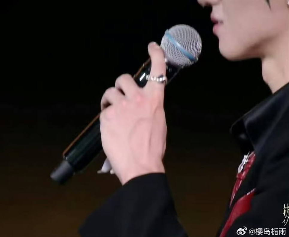 娱乐苏新皓把戒指给了朱志鑫苏新皓送朱志鑫戒指苏新皓把戒指给了朱志鑫，大吃一口我说