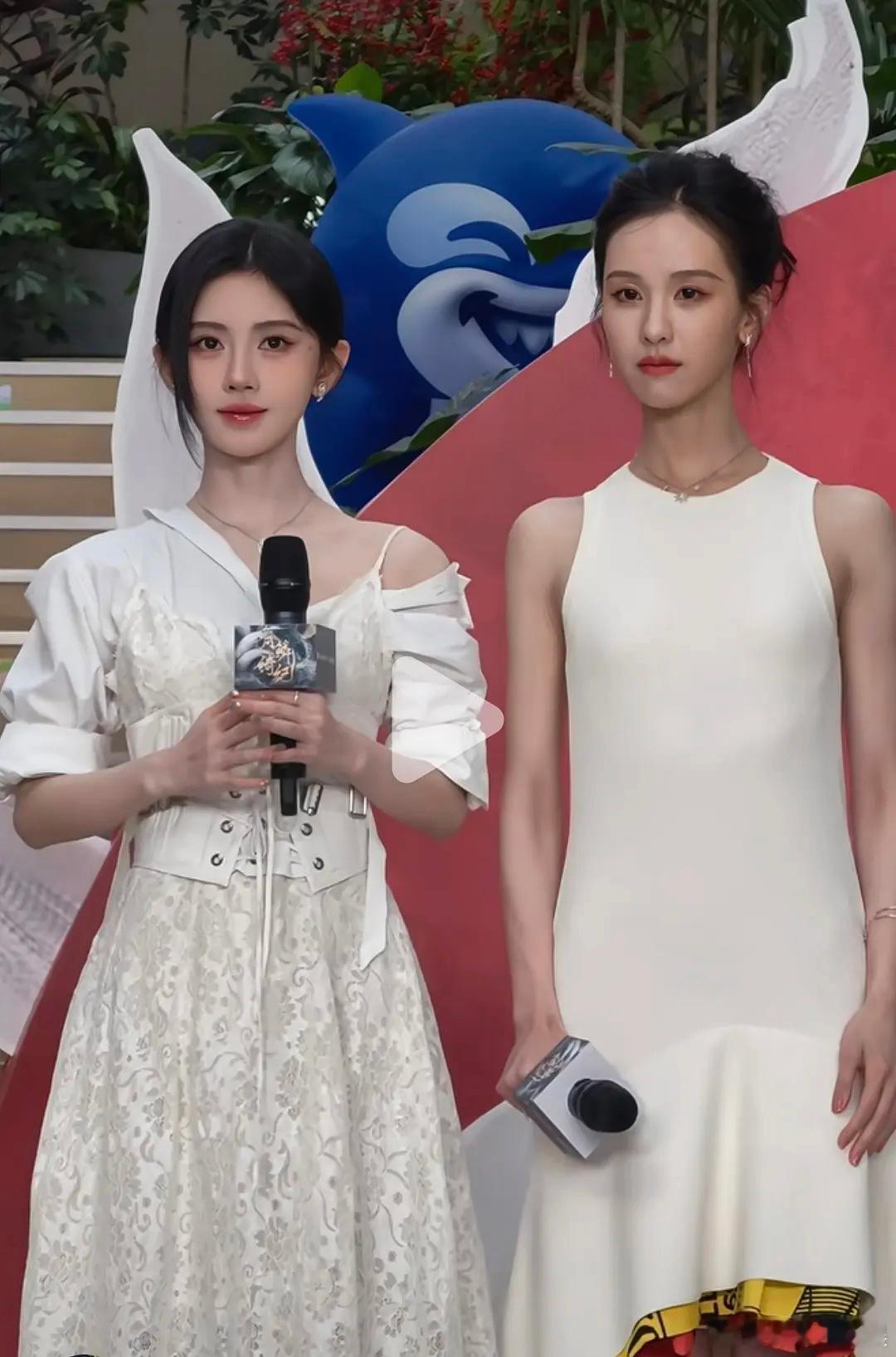 有人说鞠婧祎陈都灵同框，嘟是纯天然，另一位一脸科技感 