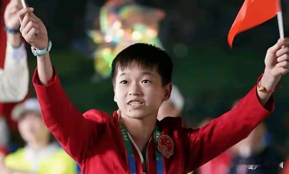 婵宝获得殊荣可太多了
1 获得全国五一劳动奖章。
2获得中国青年五四奖章。
3获