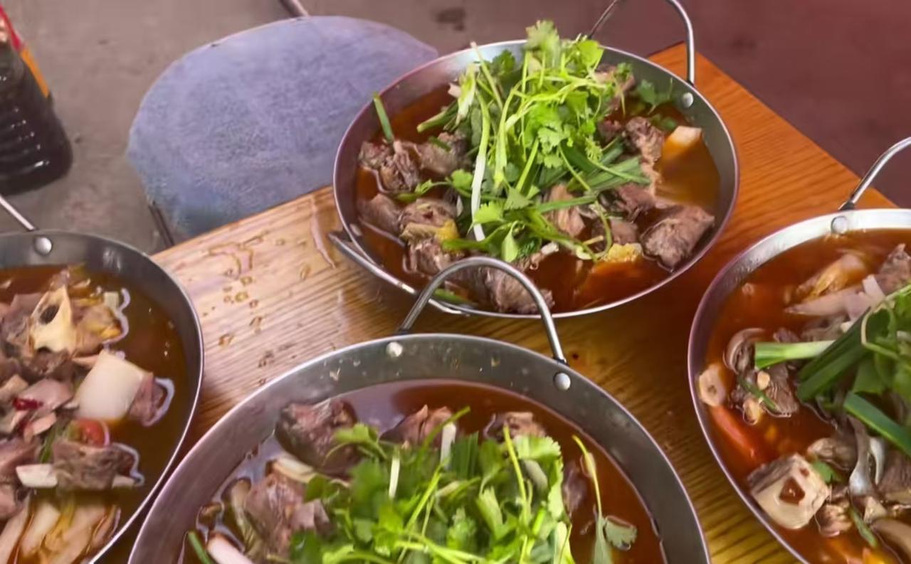 今天去如皋如东一亲戚家参加老人百岁宴，真热闹啊，邻居都来帮忙，洗菜切菜炒菜。请的