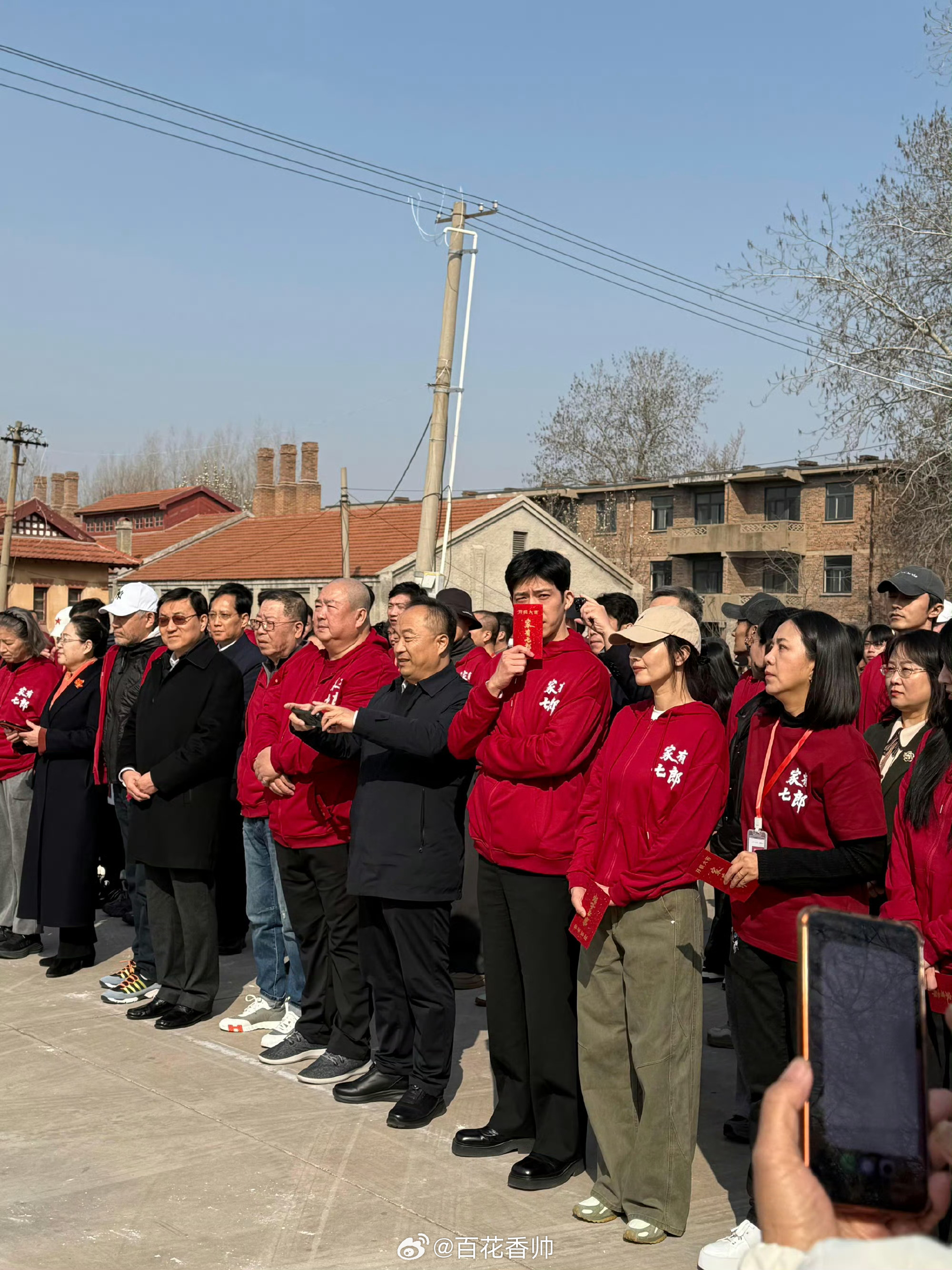 家有七郎开机家有七郎在山东坊茨小镇开机 《家有七郎》今日开机，陈宝国、井柏然、高