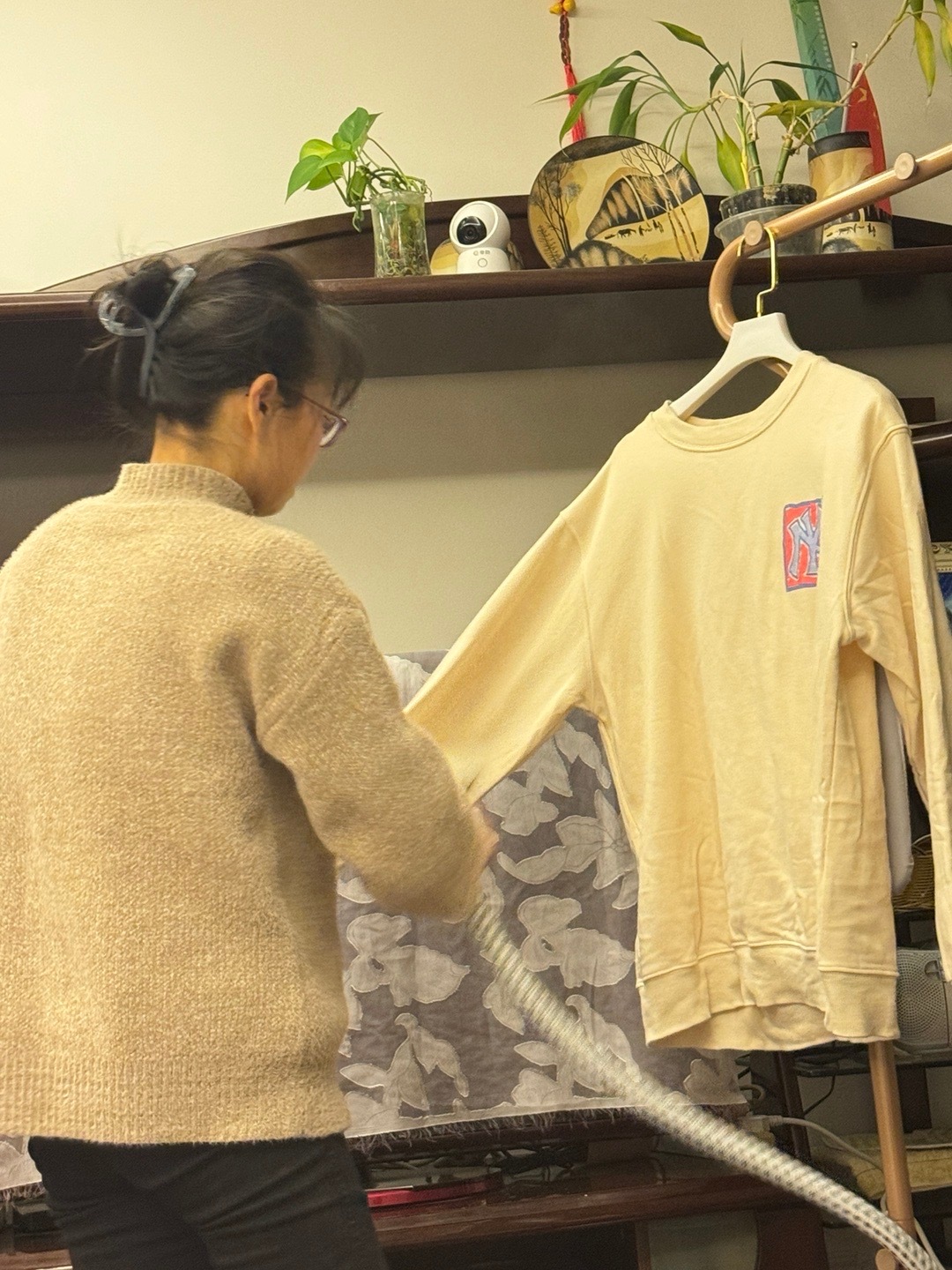 今天接妈妈下班带她去逛超市 她一直想买个挂烫机 说手熨的不好用 直冲美的 感觉主