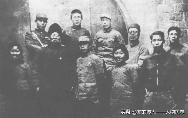 1938年伍修权接替彭加伦担任兰州八办处长时与谢觉哉、丛德滋等合影。
前排左起: