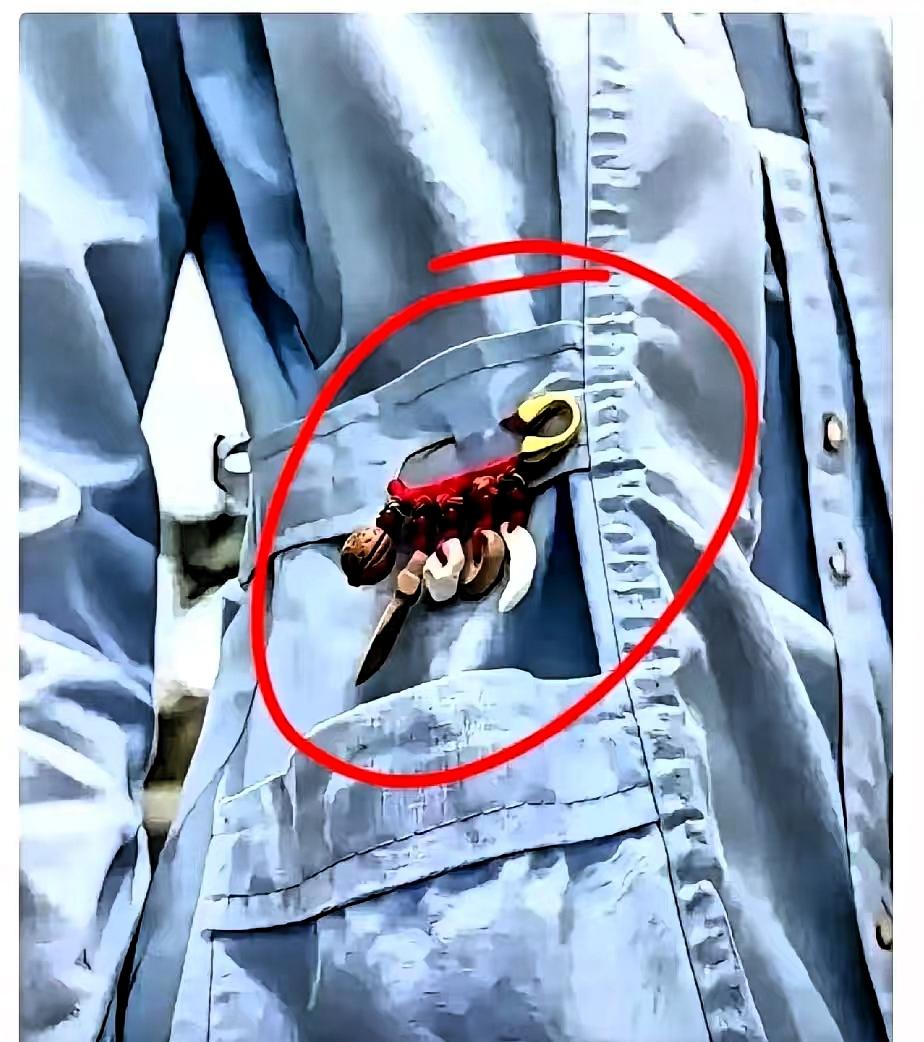 山东青岛，医院里——一位男病人在打点滴时，注意到护士工作服上挂着一个小物件。护士