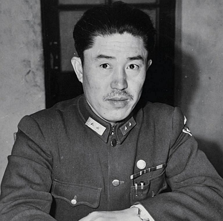 1954年郑洞国收到金字请帖赴中南海，毛主席宴会上笑称你的名字很响亮嘛
1948