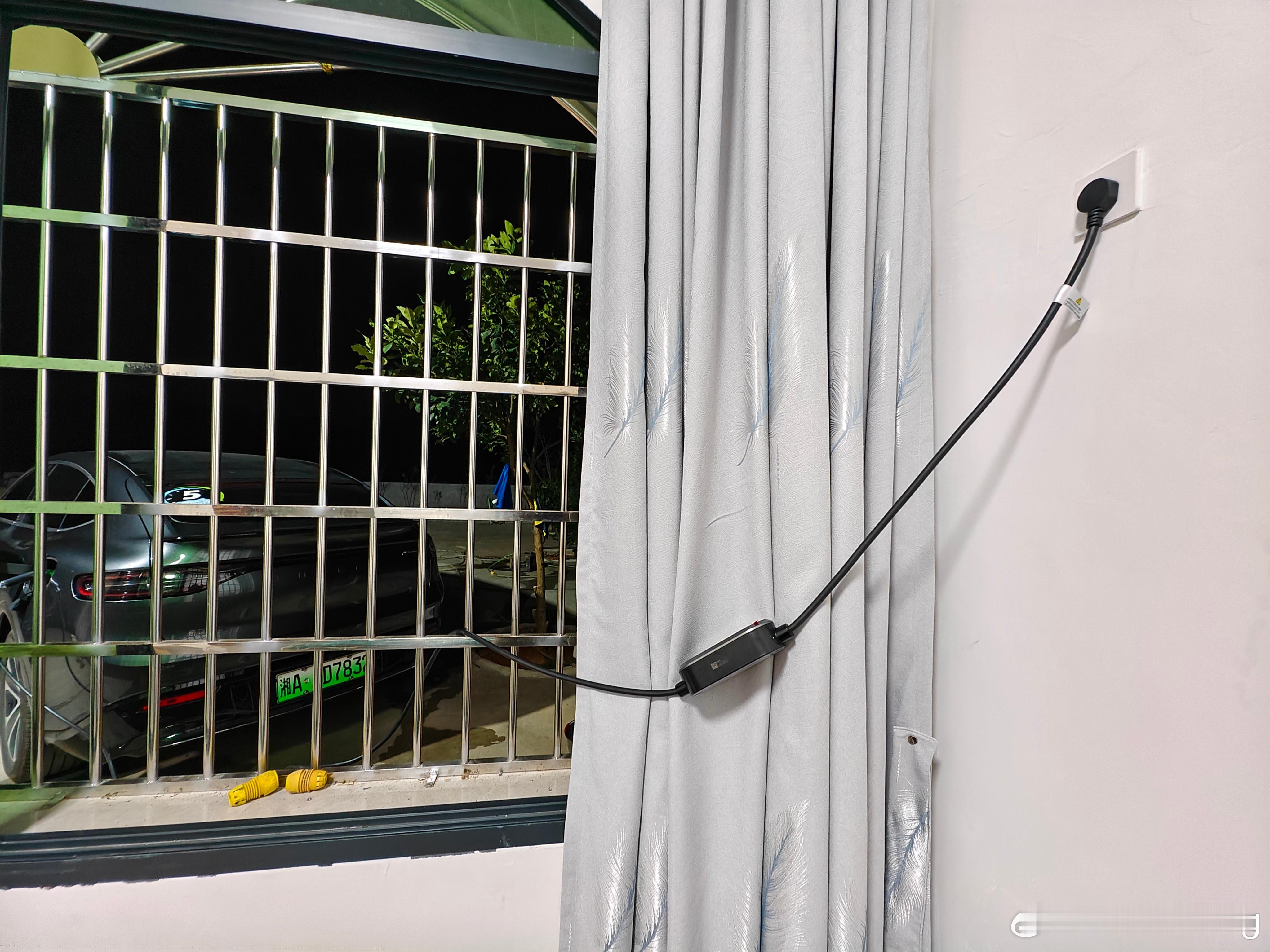 又到了每年比随车充的时候还好买车时候送了随车充插在空调插座上，最高16a的速度3