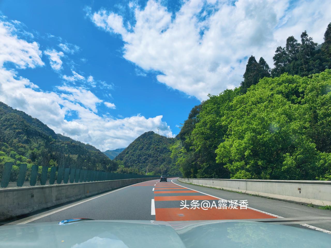 向2026年红色自驾之旅第七站出发[呲牙]
金沙水拍云崖暖，
大渡桥横铁索寒。