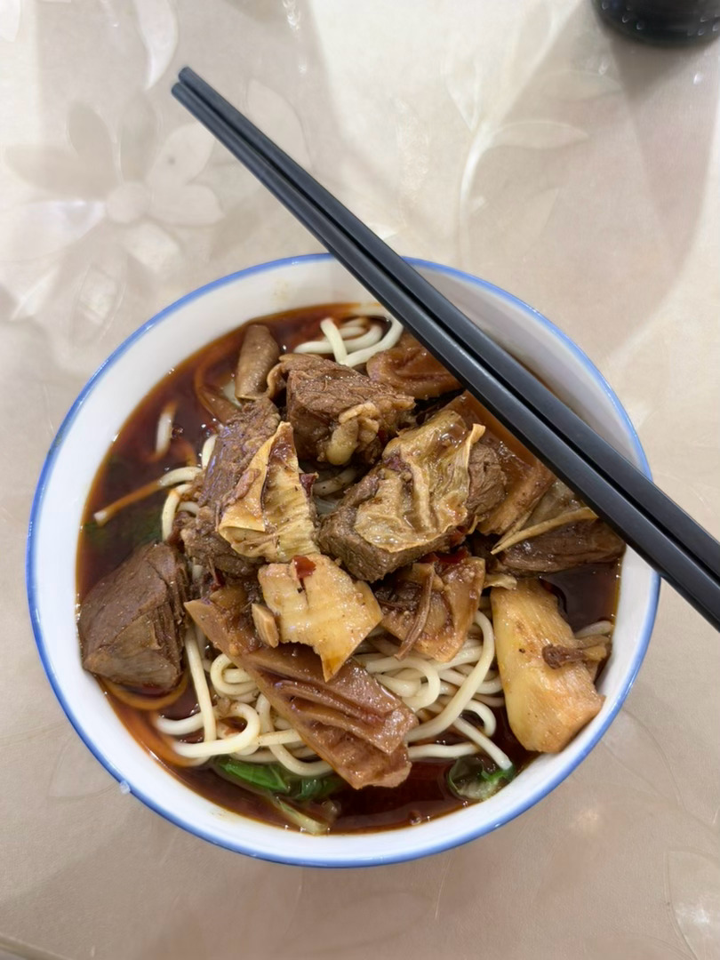 今天中午吃的牛肉面，14元，全是牛肉～吃美了[憧憬]你们今天中午吃啥了呀？不可辜