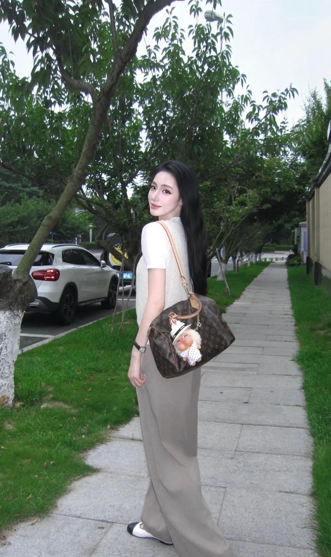 以前总觉得浪漫是轰轰烈烈，后来才发现，真正的浪漫藏在这一蔬一饭、一朝一夕的陪伴里