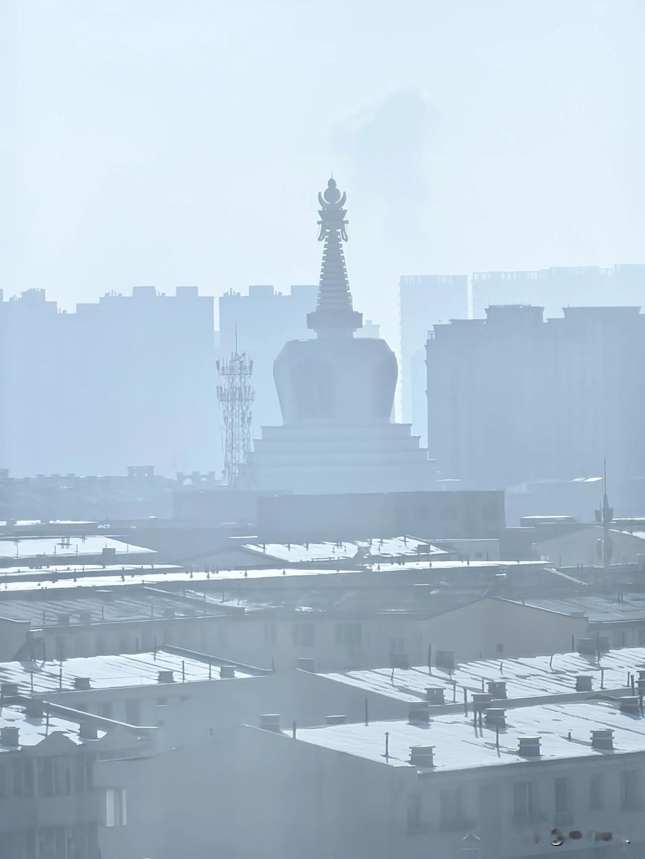临近年关，我在办公室拍了远和近3张图片，一张是阳光下远处的佛塔，另两张是近处玻璃