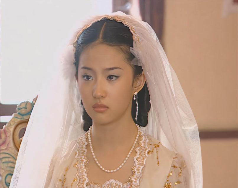 冷清秋和金燕西结婚时，白秀珠也穿了婚纱，虽然董洁和刘亦菲都是美女，但不得不说，这