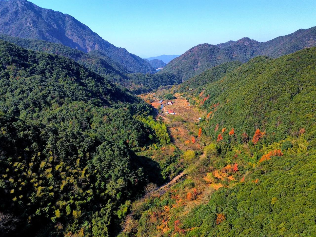 居然能在这山沟沟里蹭到饭，这也太让人惊讶了吧！原本以为只能啃干粮了，没想到还有这