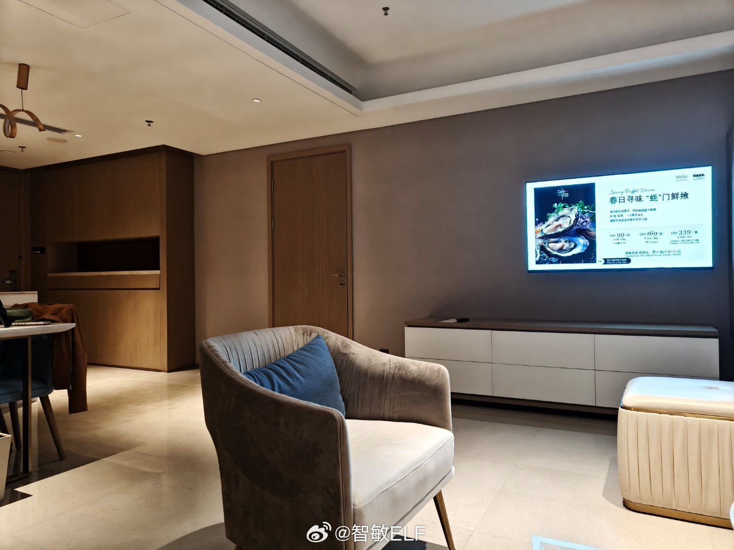 今晚上住的是一个套房....本来还挺高兴的，直到客厅这扇门里传出女声我在客厅剪片