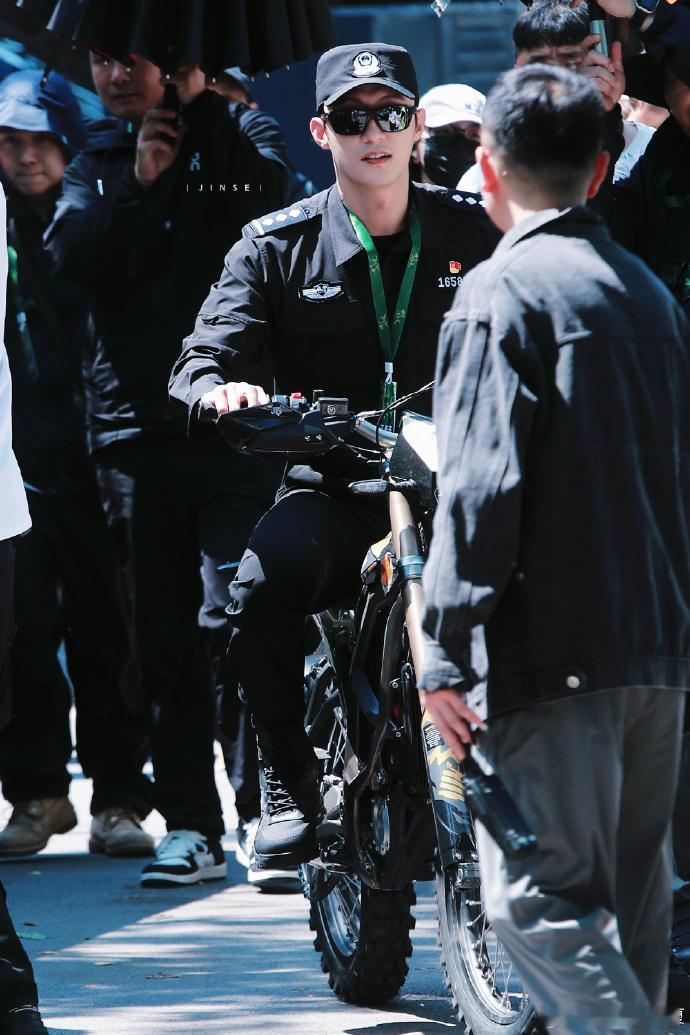 黄景瑜新剧出发西双版纳路透黄景瑜进组《明川有知夏》的第一天，化身森林警察厉泽川守