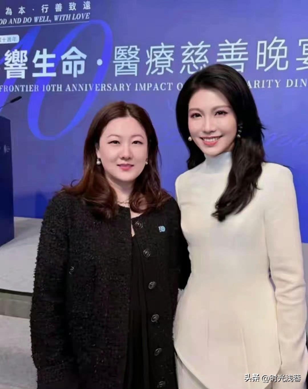 这是曾经的跳水女皇和她大女儿的合照，妈妈气质高雅成熟，女儿青春貌美，身材高挑曼妙