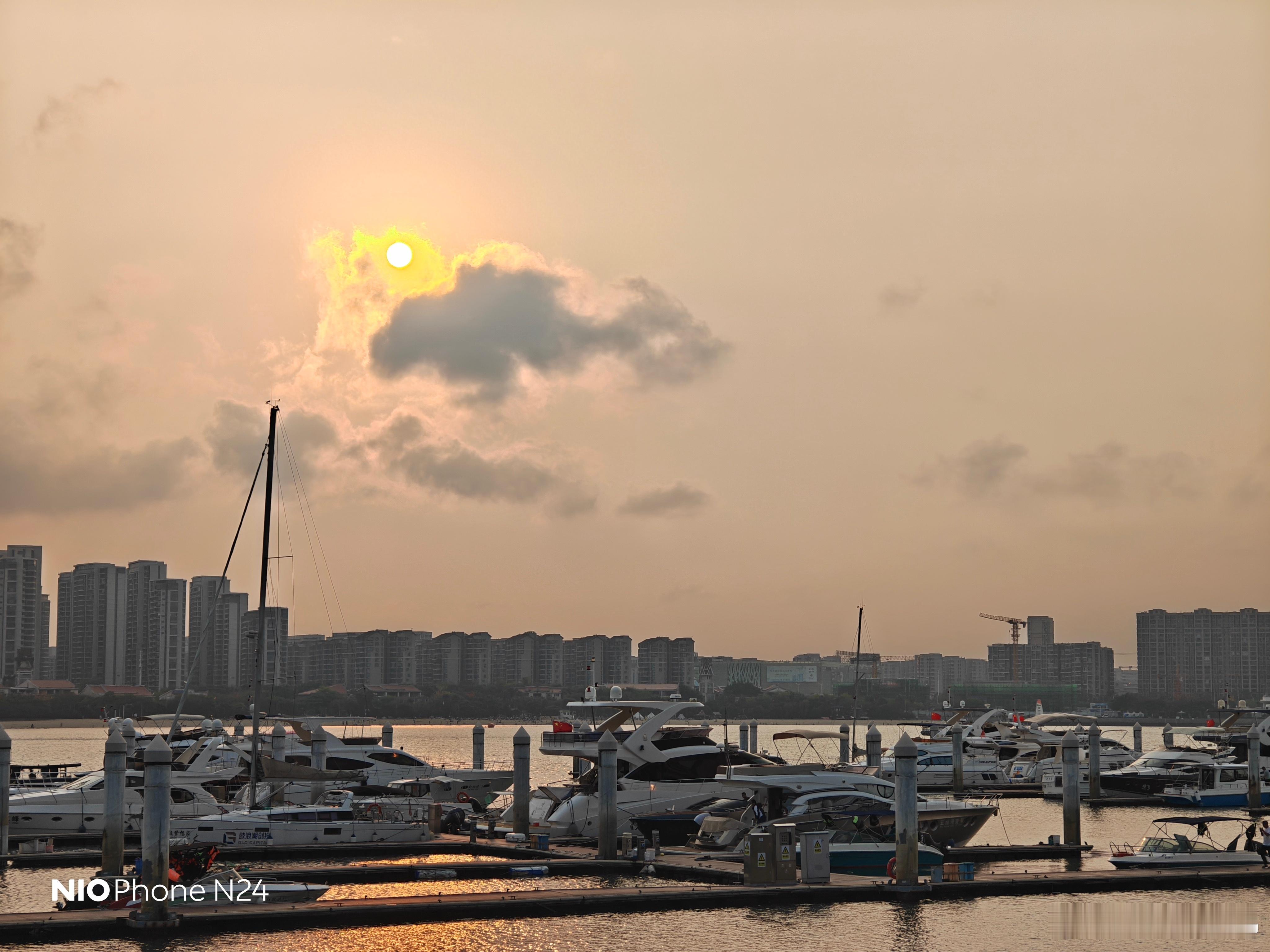 我今天又来到了厦门拍车，这个地方有特别美好的回忆，也有特别复杂的拍车回忆。时间真