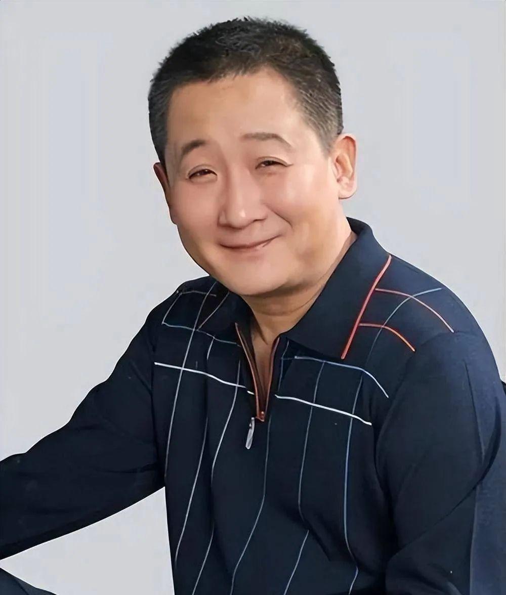 1997年北京的一间屋子里，喜剧演员梁天面对亲妹妹梁欢长跪不起，试图拦住她嫁给刚