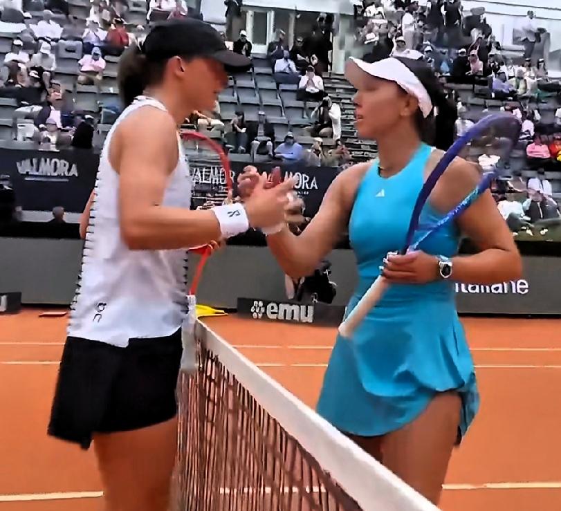 斯瓦泰克6-1，6-2横扫佩古拉，晋级WTA1000罗马站女单四强。
不说“丝袜