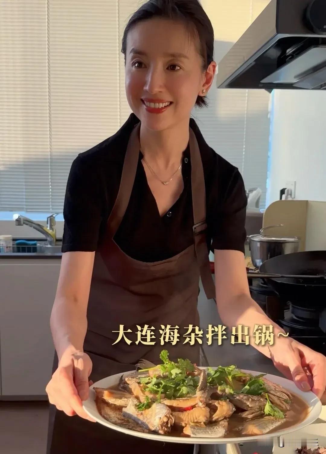 46岁董洁，回大连老家聚会！亲自下厨太接地气了！

最近，46岁的董洁回到大连老