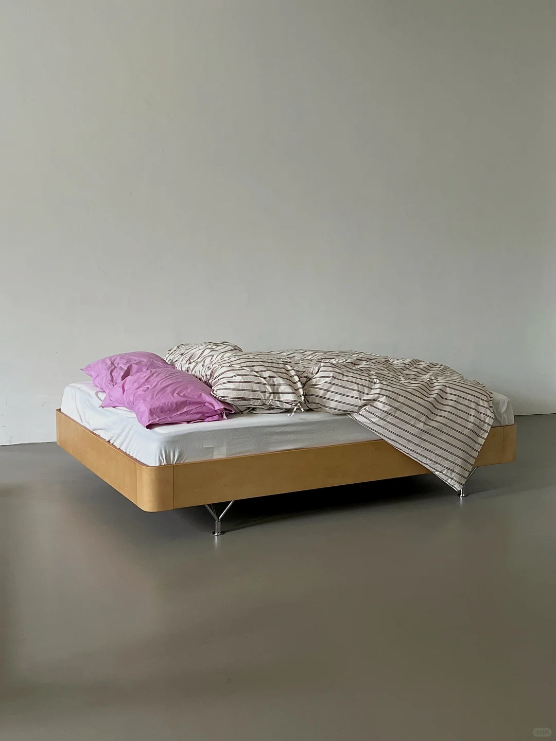 虽然有床脚，不过真的很有悬浮床的感觉