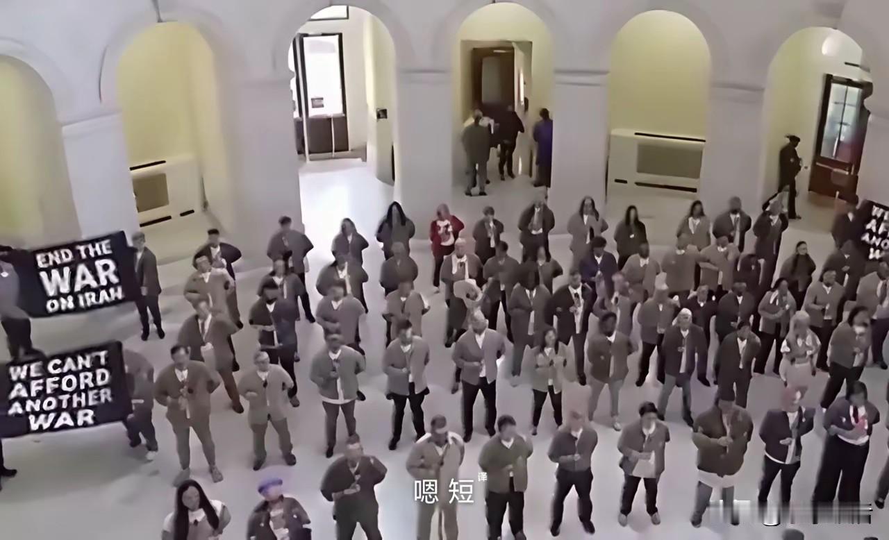 这张图片是美国退伍军人群体在国会大厦内发起反战抗议的场景，会场打出“结束对伊朗战