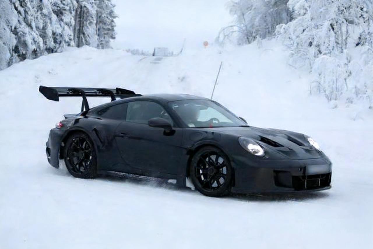 2027款保时捷911 GT3 RS雪地谍照曝光
 
外观上，前脸保险杠更激进，