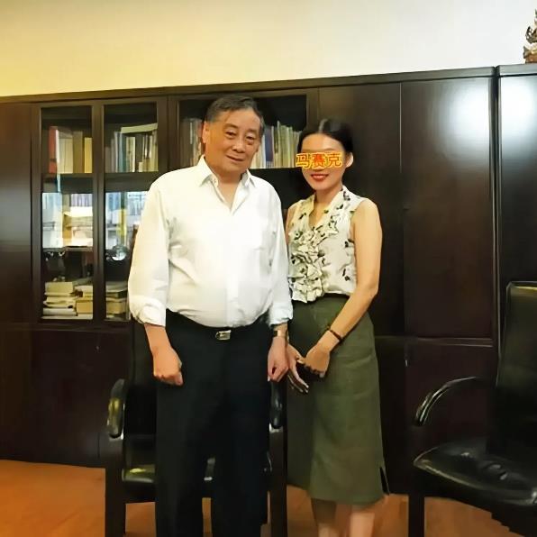 曾经的“一妻一女一布鞋”竟成了如今天大的笑柄！这就是当年老人家为什么要顶着巨大的
