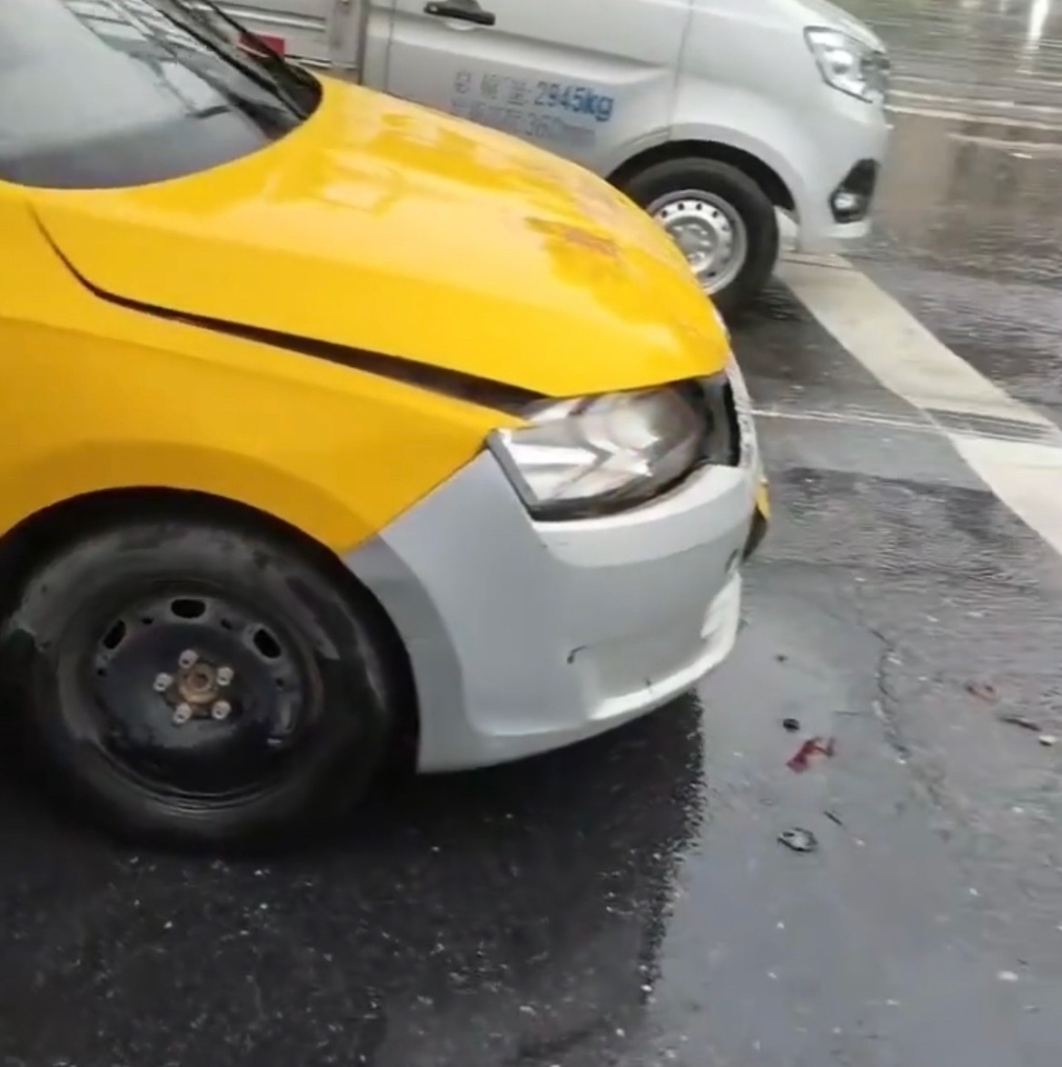 6月15日，网友反映：玉林二环路一红绿灯路口教练车追尾小车，导致前面的这辆小车后