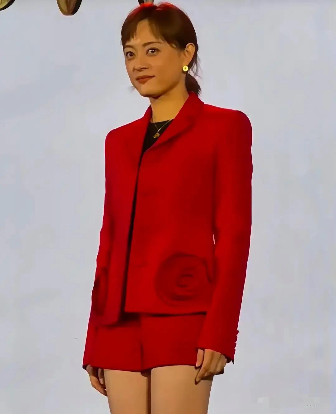 孙俪的时尚品味真让人捉急，这色调还有这短裤，有种乡村大舞台的错觉…#看见人间百态