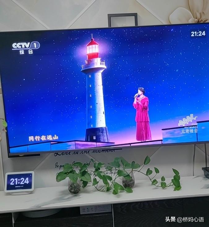 今天是元宵节，吃完晚饭后，我看元宵晚会，儿子却闷在屋里忙起了工作。

今天就我和