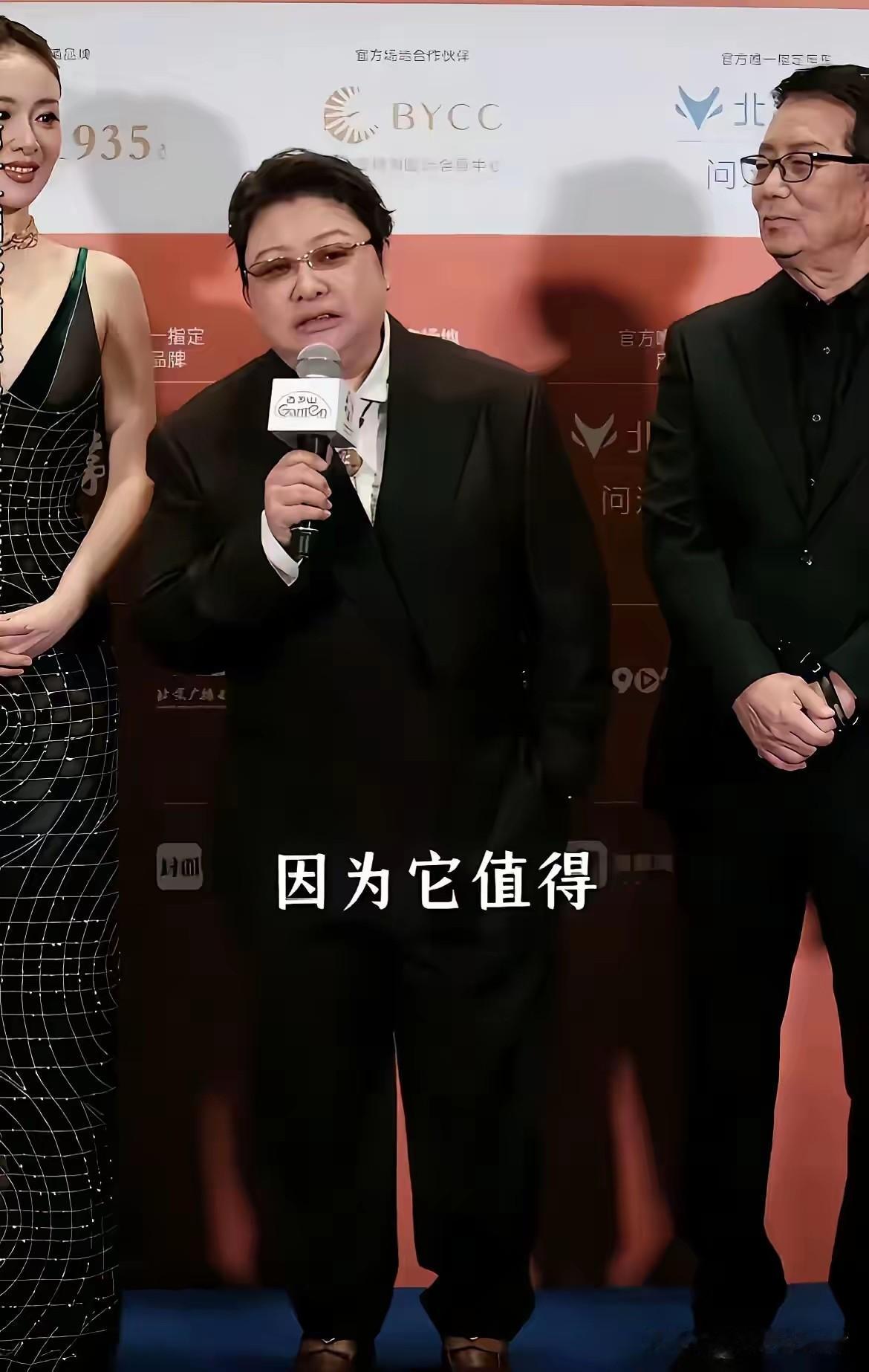 韩红真是不在乎，也无所谓，又给电影做宣传了，《群星闪耀时》韩红又登台宣传，这次不