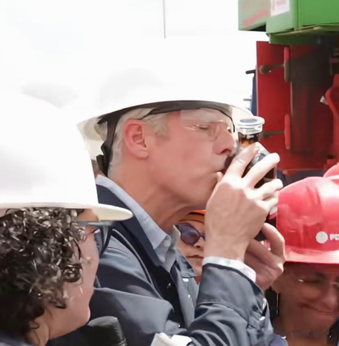 美国能源部长赖特在委内瑞拉委代总统罗德里斯的陪同下参观了一处右油设施并亲吻一瓶从