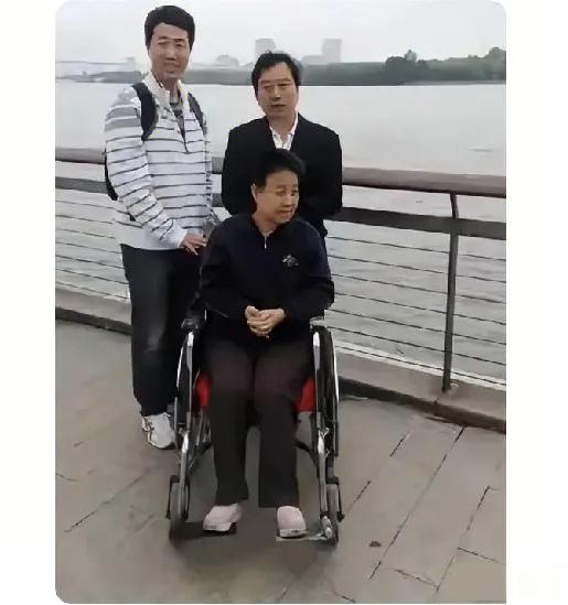 这是一个持续了12年的“惊天骗局”。

骗子是上海警官姜经纬，受害者是一对来自山