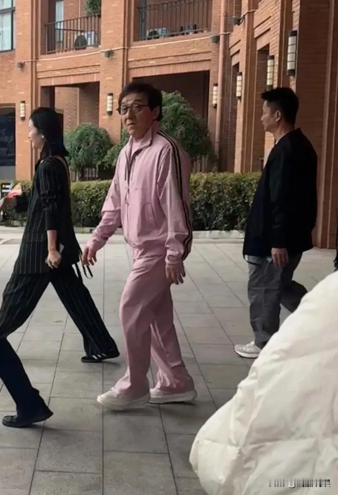 人靠衣装，马靠鞍装这句话说的没错，打扮打扮就显得年轻！
71岁的成龙现身武汉一大