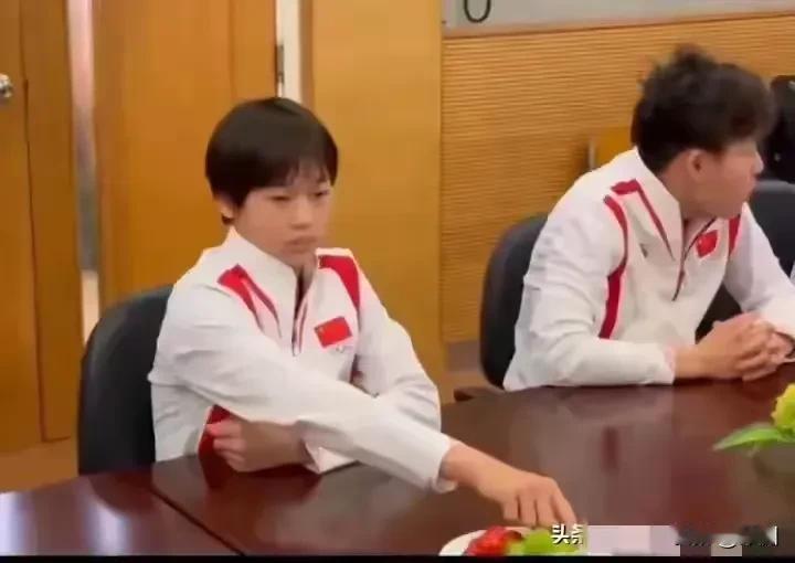 全红婵吃果盘被很多人嘲笑为不懂礼貌，没有修养，丢人……看来，大清朝并未灭亡，不得