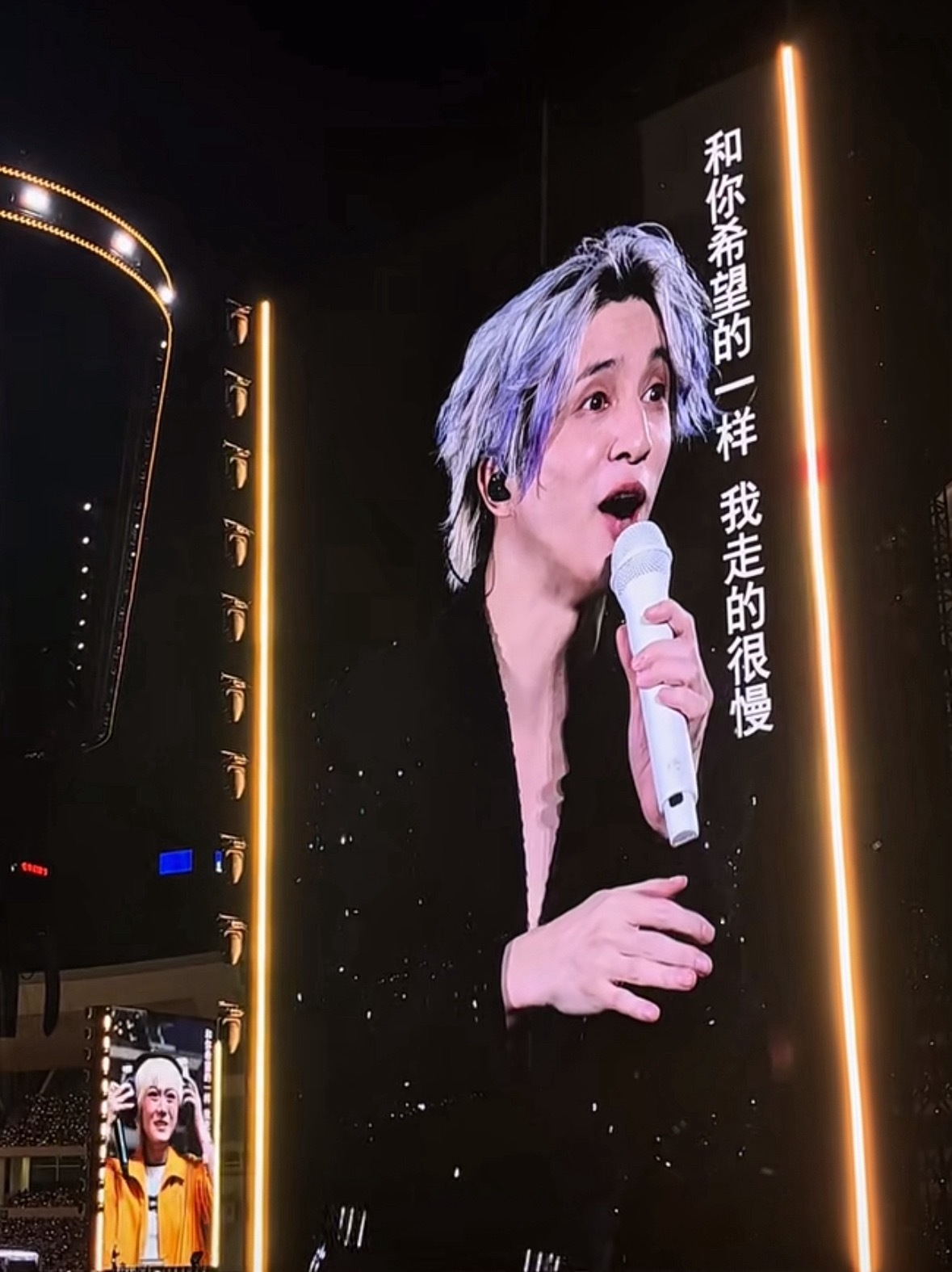小伙赴薛之谦演唱会途中停车救人好有爱的一面，薛之谦和粉丝都好好。他一直用作品和演